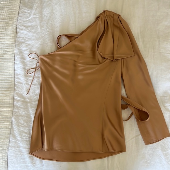 NWT SCANLAN THEODORE Satin Draped Shoulder Top - Picture 2 of 3